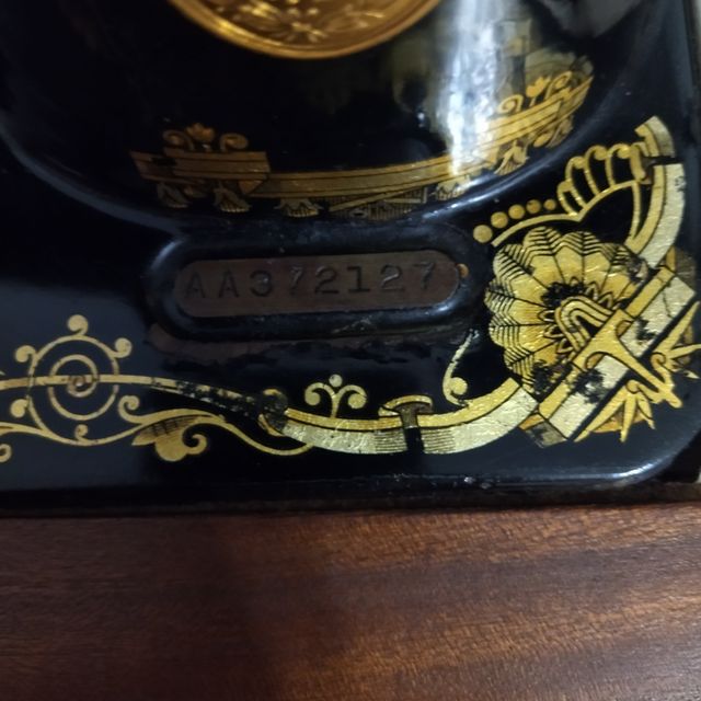 Maquina de coser con Mueble castellano antiguo