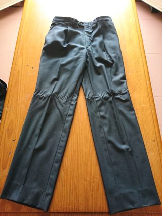 2 trajes talla 52 con pantalónes, en buen estado 