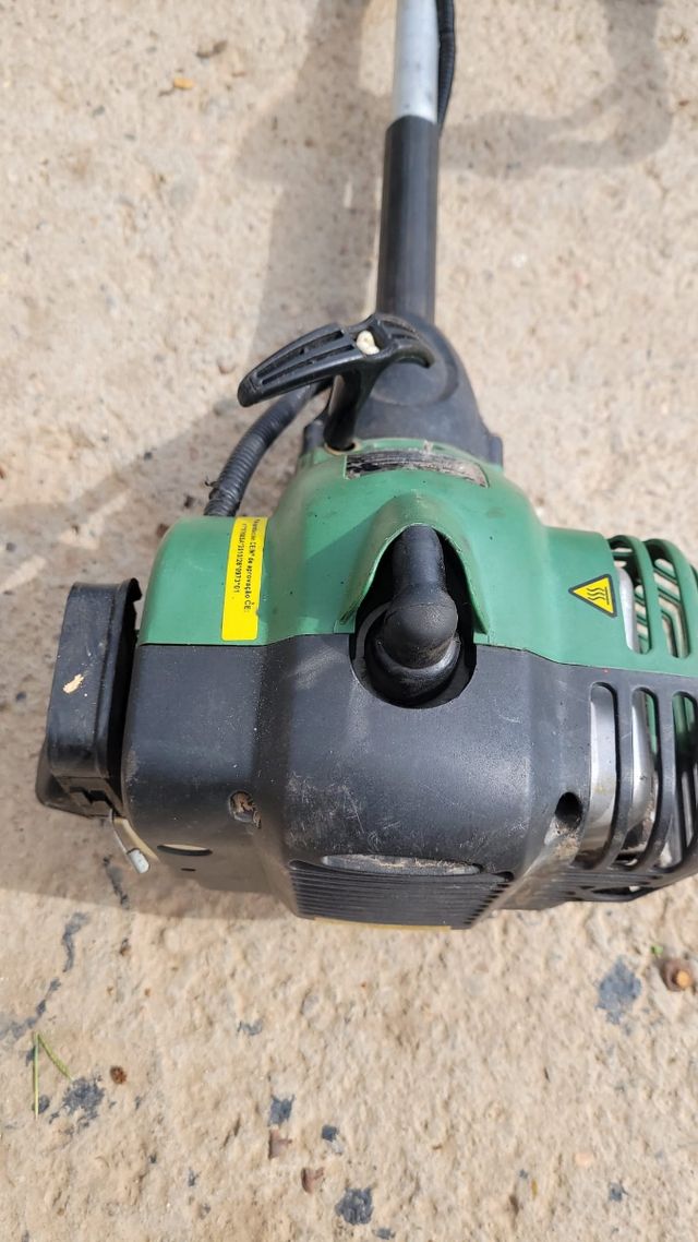 Desbrozadora para piezas el motor funciona