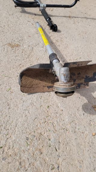 Desbrozadora para piezas el motor funciona