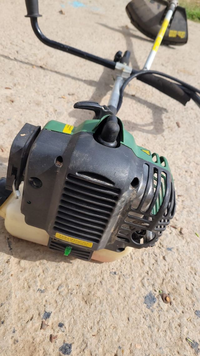 Desbrozadora para piezas el motor funciona