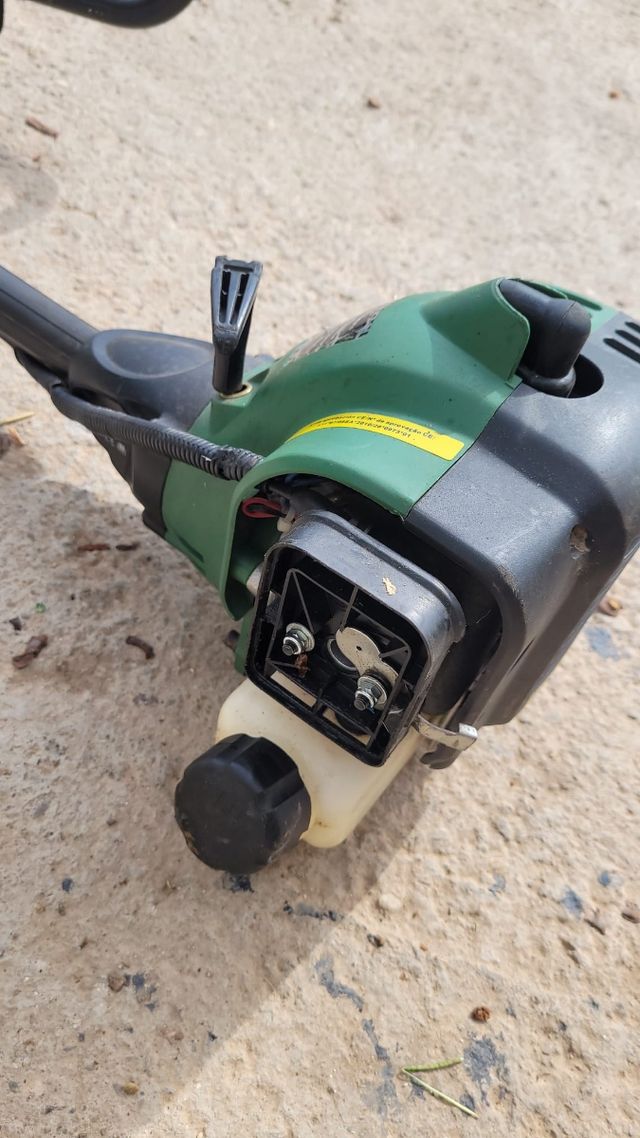 Desbrozadora para piezas el motor funciona