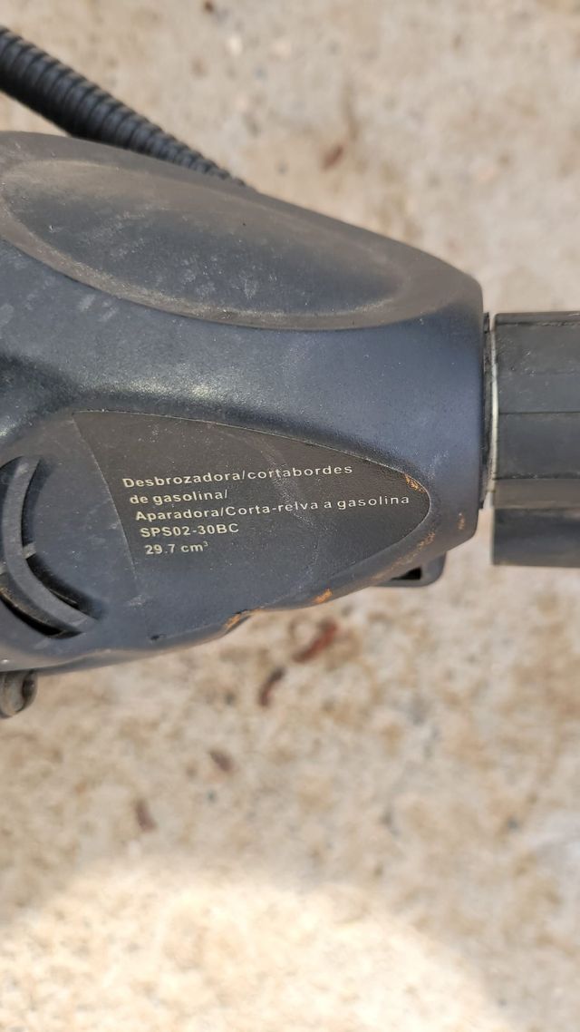 Desbrozadora para piezas el motor funciona