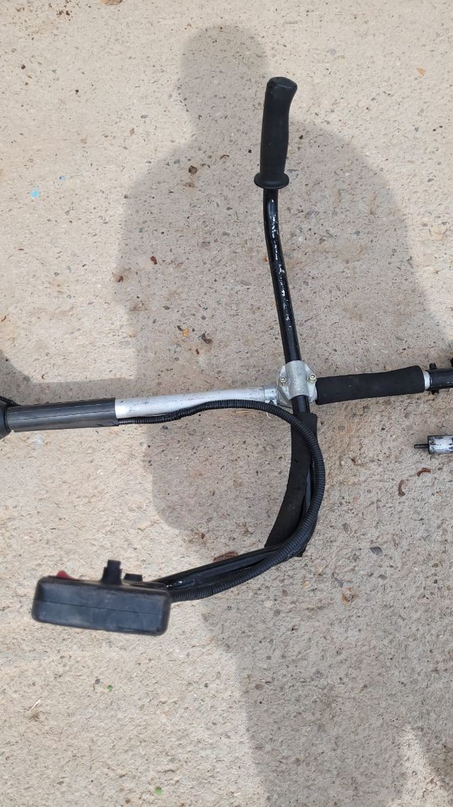 Desbrozadora para piezas el motor funciona