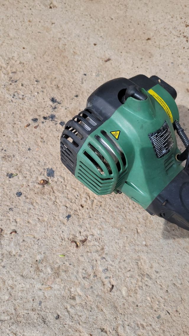 Desbrozadora para piezas el motor funciona