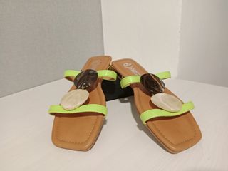 Sandalias planas marrones y verdes