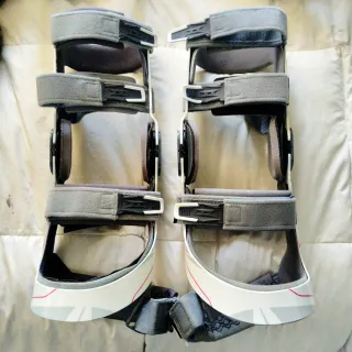 Rodilleras DonJoy Defiance de fibra de carbono L