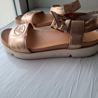 Sandalias Armani doradas