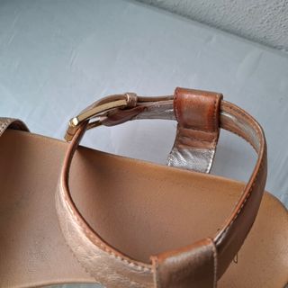 Sandalias Armani doradas