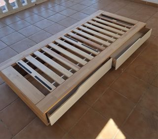 Somier de madera marca Ikea con cajones