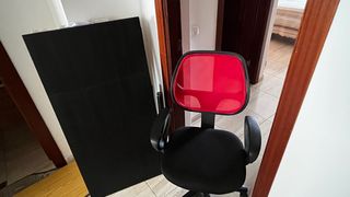 Silla oficina roja + escritorio negro