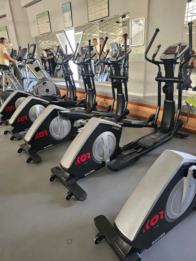 Lote de maquinaria de gimnasio. No vendo suelto.