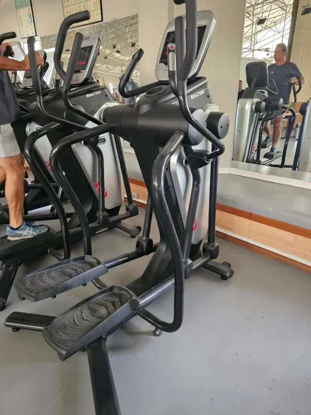 Lote de maquinaria de gimnasio. No vendo suelto.