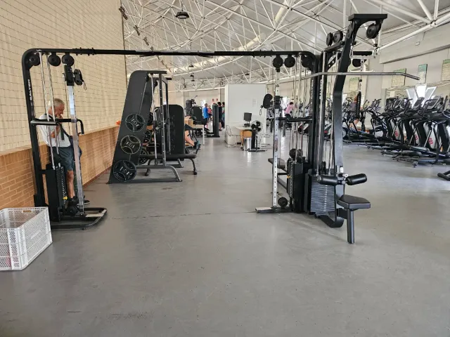 Lote de maquinaria de gimnasio. No vendo suelto.