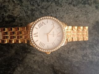 Reloj Guess dorado y blanco