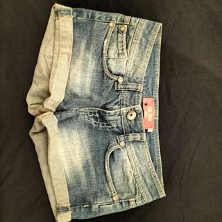 Stock top, vestiti e shorts ragazza