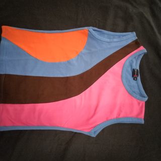 Stock top, vestiti e shorts ragazza