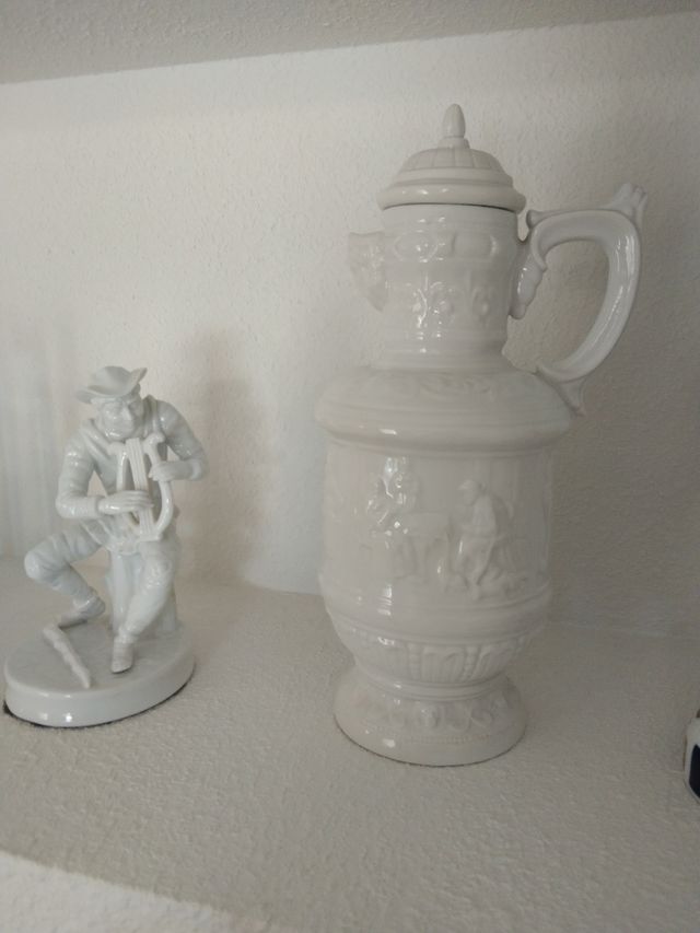 Jarra y figura porcelana blanca