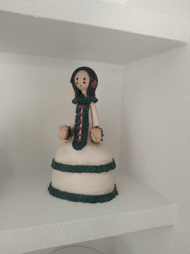 Jarra y figura porcelana blanca