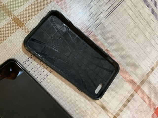 iPhone in ottime condizioni con vetrino protezione