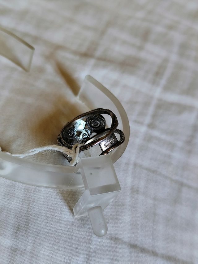 Anillo de plata con ópalos elegante nuevo