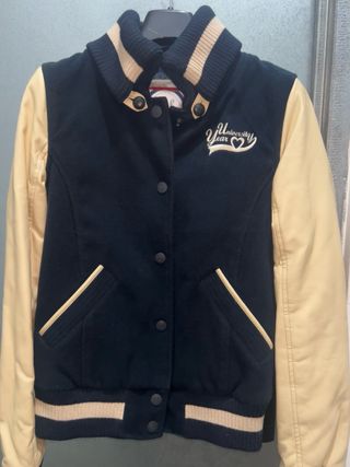 Chaqueta universitaria azul marino y beige