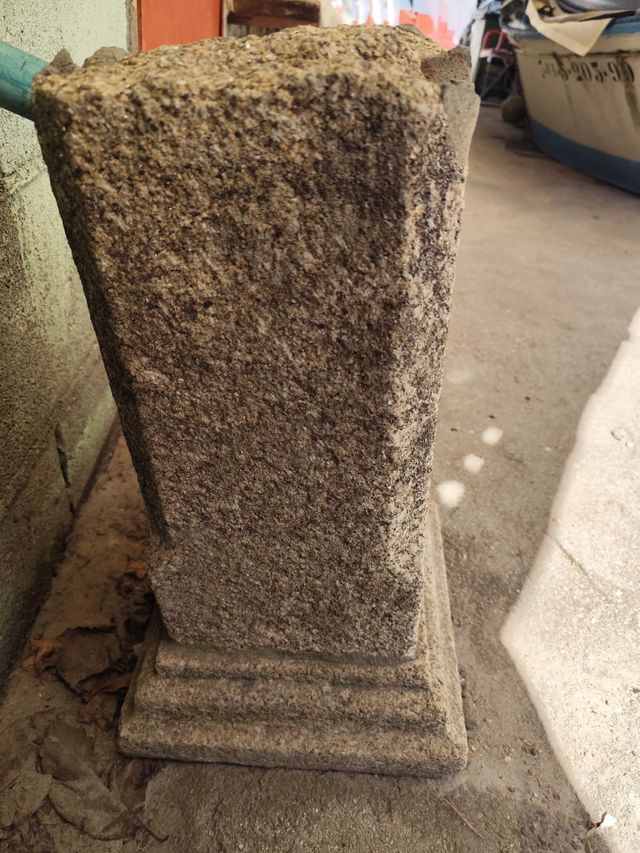 Base columna piedra antigua