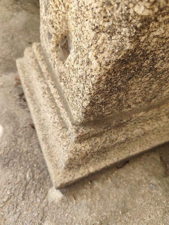 Base columna piedra antigua