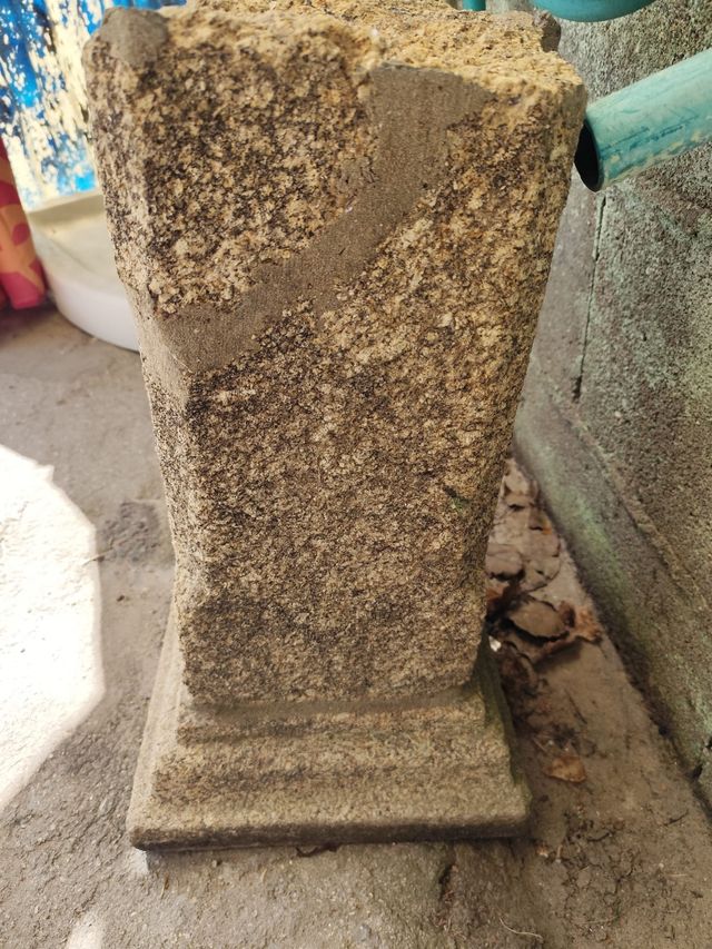 Base columna piedra antigua