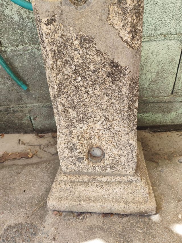 Base columna piedra antigua