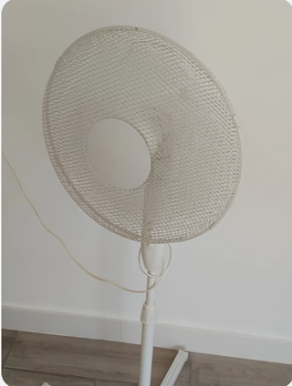 Ventilador blanco de pie