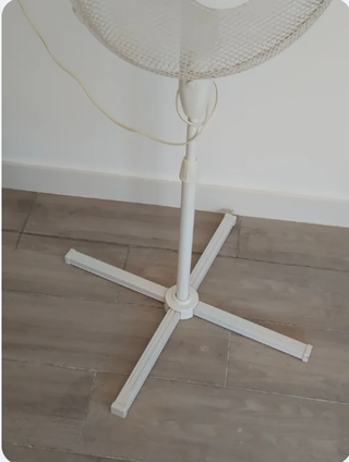 Ventilador blanco de pie