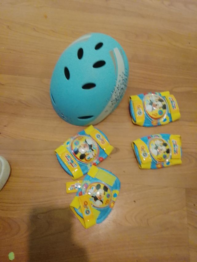 Casco bici + protecciones Mickey