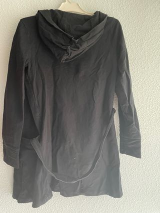 Chaqueta negra con capucha