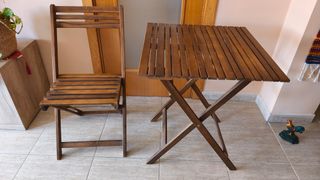 Mesa y silla plegables de madera