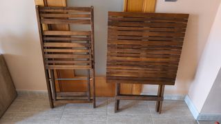 Mesa y silla plegables de madera
