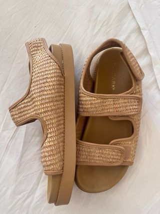 Chanclas Primark rafia doradas 