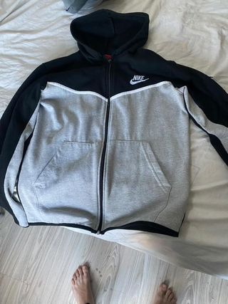 Chaqueta Nike con capucha gris y negra