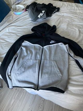 Chaqueta Nike con capucha gris y negra