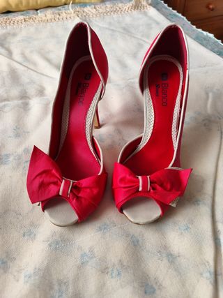 Zapatos tacón lazo rojos