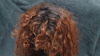 Peluca natural rizada rojiza.