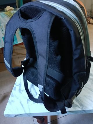 Mochila negra - ¡No es fácil ser cool!