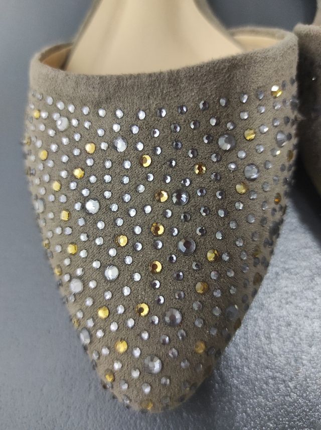 Zapatos planos grises con pedrería
