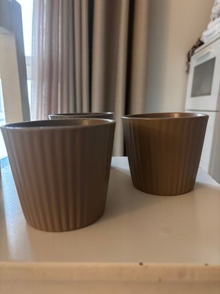 3 Macetas pequeñas maron de cerámica