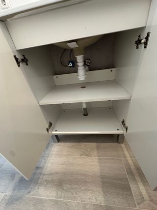 Mueble baño blanco con lavabo