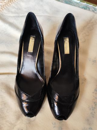 Zapatos tacón negro charol dorado