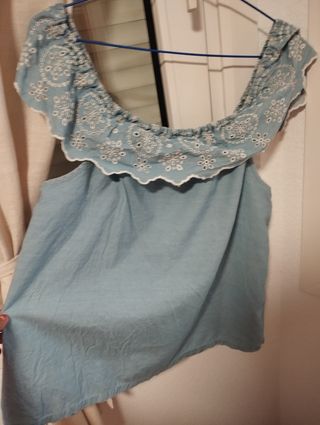 Blusa celeste bordada
