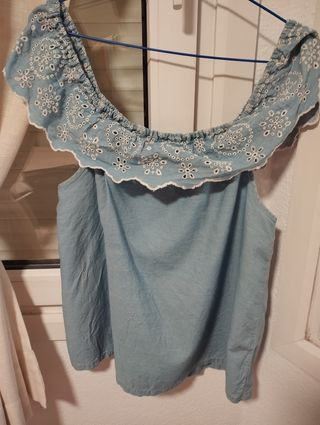 Blusa celeste bordada