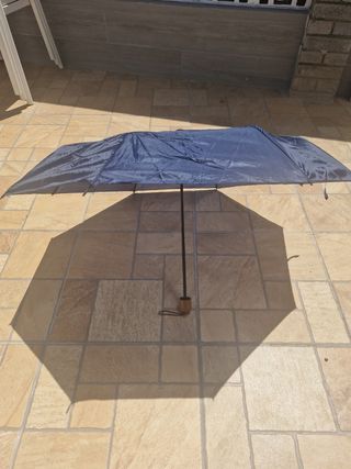Paraguas azul plegable