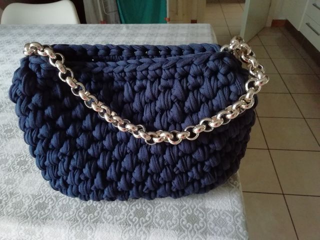 Borsa a spalla blu uncinetto